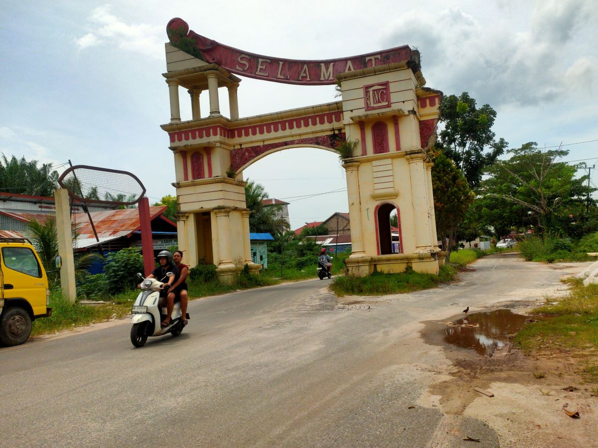 RAWAN KEJAHATAN: Gerbang masuk Jalan Wengga Metropolitan, Sampit, Rabu (4/3/2026). 