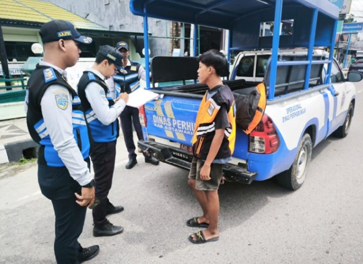Salah seorang juru parkir (jukir) diperiksa kelengkapan identitas dan atributnya oleh Dinas Perhubungan Kabupaten Kobar, belum lama ini.