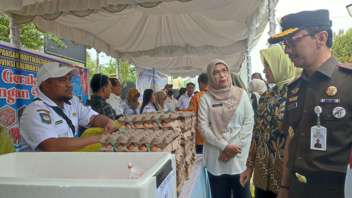 PASAR MURAH : Kepala Kejati Kalteng, Nurcahyo Jungkung Madyo menghadiri pasar murah di halaman kantor Kejati Kalteng, Rabu (4/3/2026).