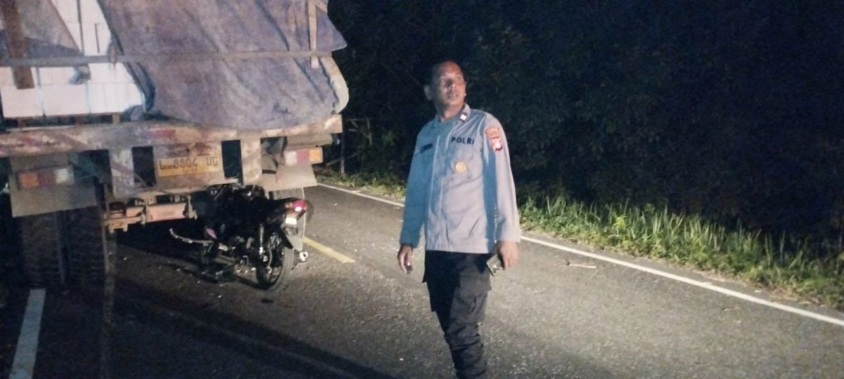 KECELAKAAN : Personek Polsek Sabangau berada di lokasi kecelakaan, motor tabrak belakang truk tronton di Jalan Mahir Mahar Km 19, Kelurahan Kalampangan, Kecamatan Sabangau, Palangka Raya, Rabu (4/3)