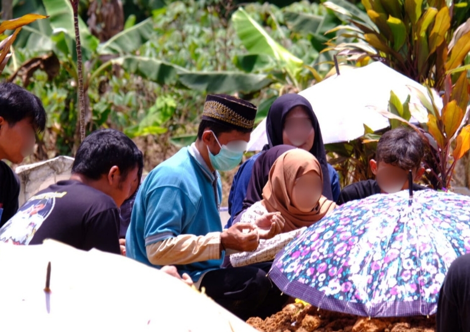 Seorang WBP Lapas Kelas IIB Sampit menghadiri pemakaman istrinya, Senin (2/3).