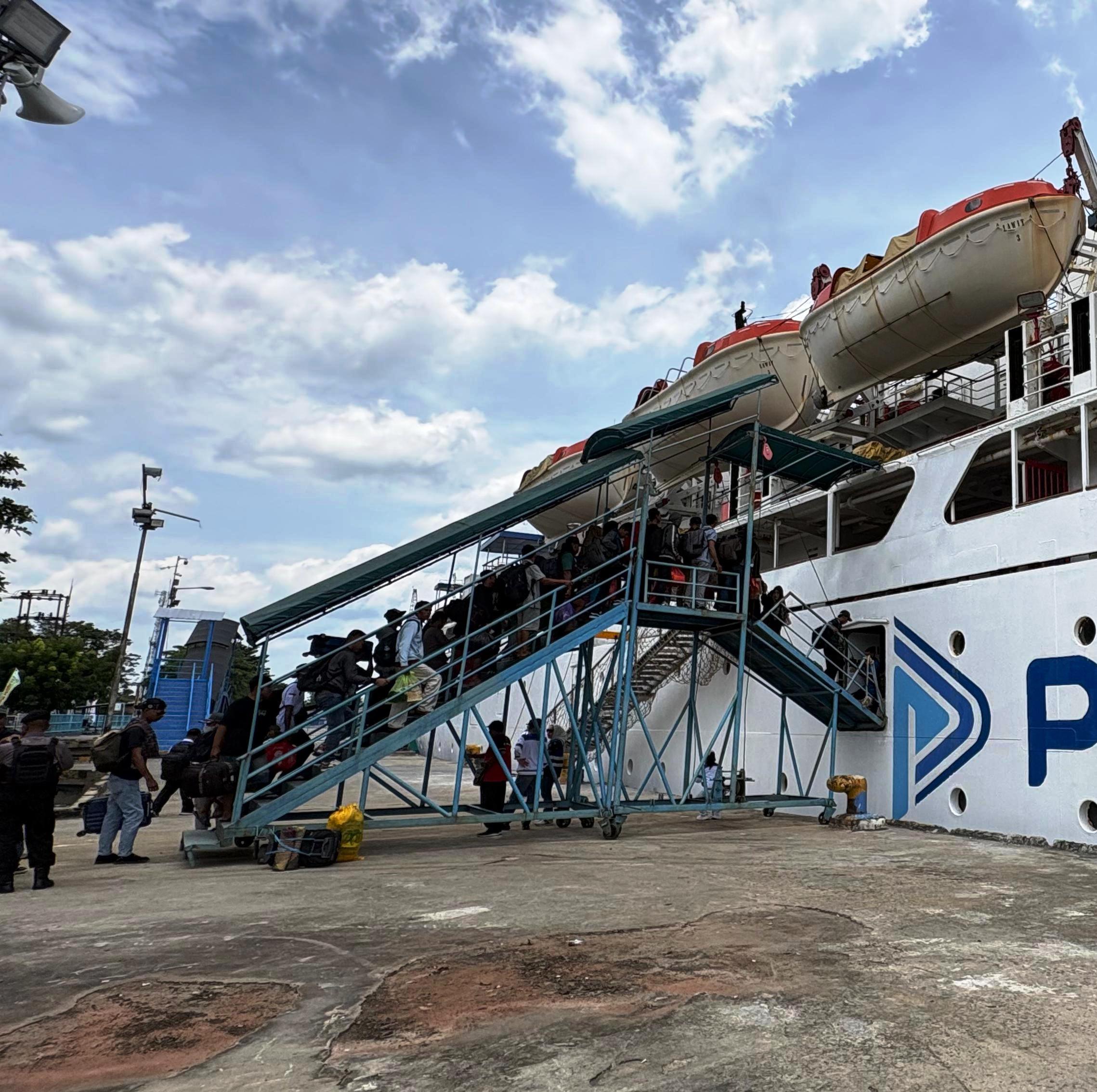 Proses pemberangkatan  penumpang KM Lawit dari Sampit menuju Surabaya, Minggu 1 Maret 2026.