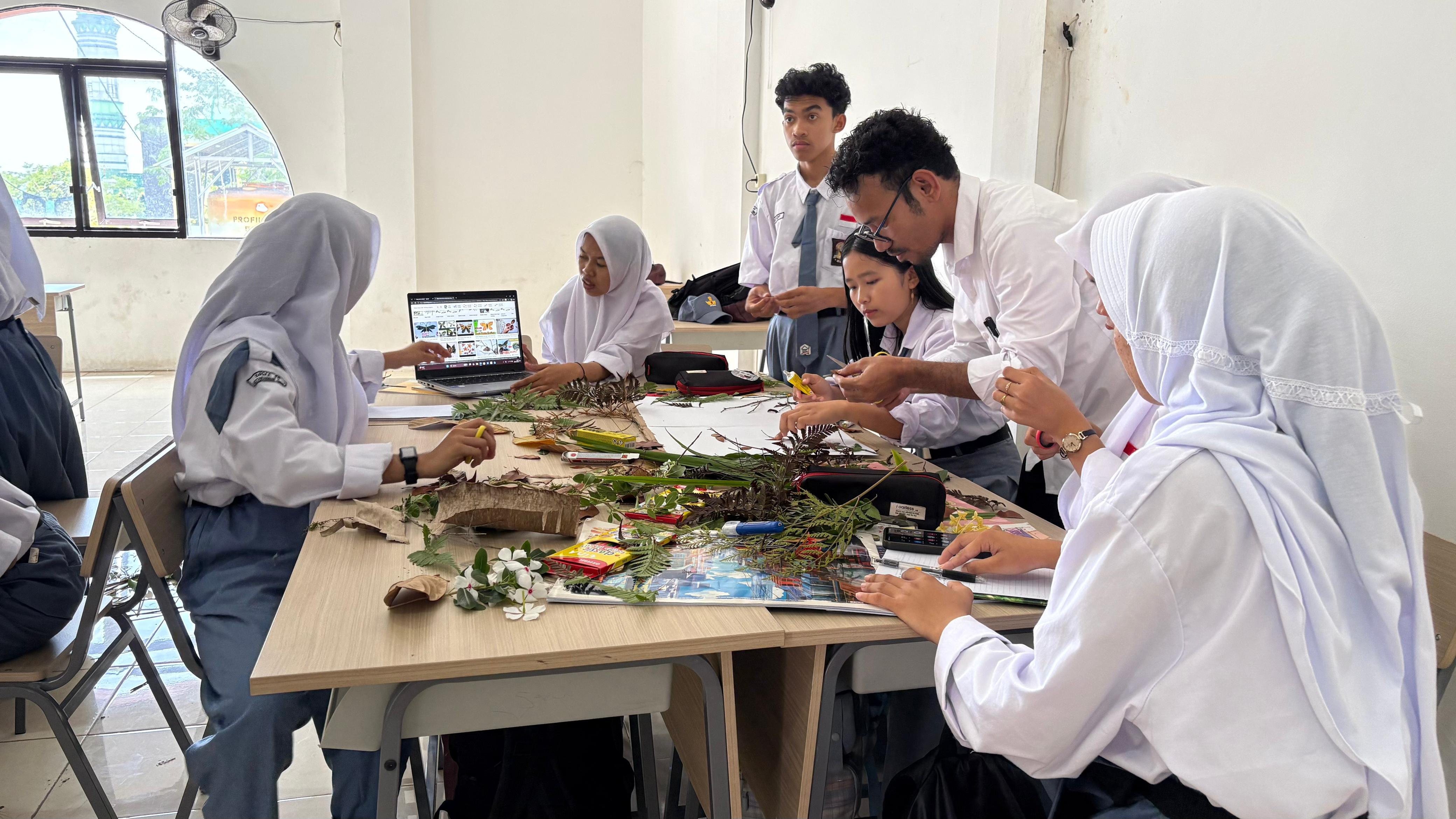 Peserta didik jenjang menengah atas SR Terpadu 55 Kotim sedang mengikuti kegiatan pembelajaran di kelas, Senin (2/3).  