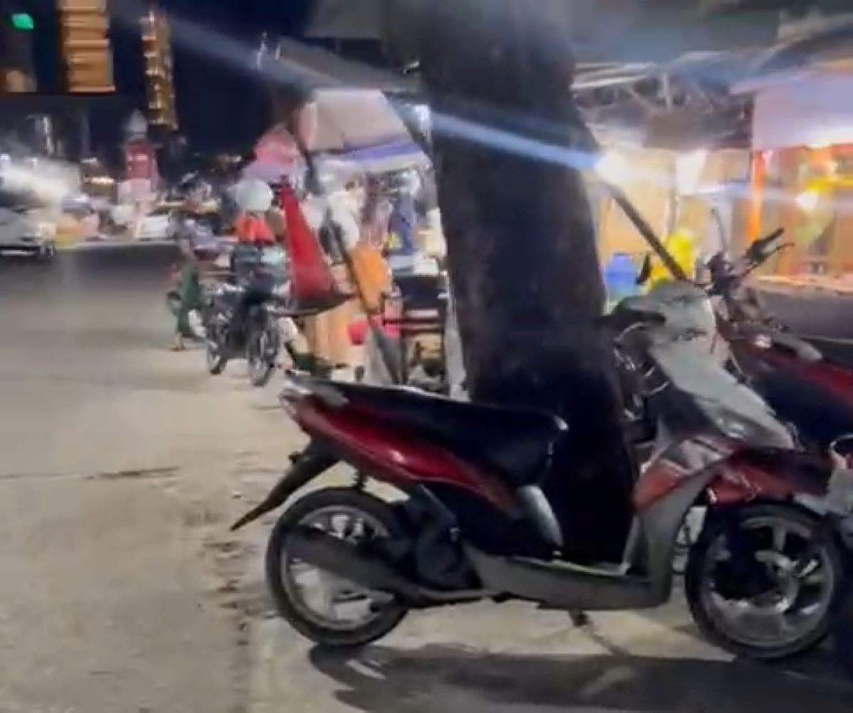 KEMBALI JUALAN: Sejumlah pedagang kembali menggelar dagangan di tepi jalan masuk area Pasar Indra Sari, Kelurahan Baru, Kecamatan Arsel, Kabupaten Kobar, belum lama ini. 
