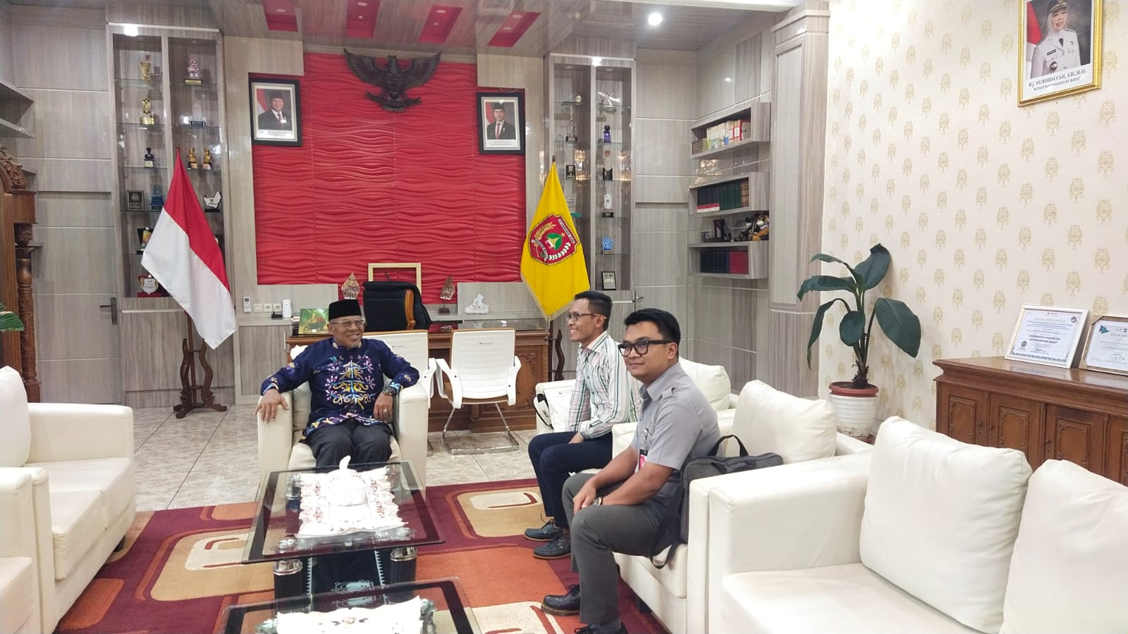 RUTE BARU: Danang Mandala Prihantoro selaku Corporate Communications Strategic Lion Air Group, saat bertemu Wakil Bupati Kobar Rabu 4 Maret 2026 di ruang kerja. (Syamsudin/Radar Sampit)