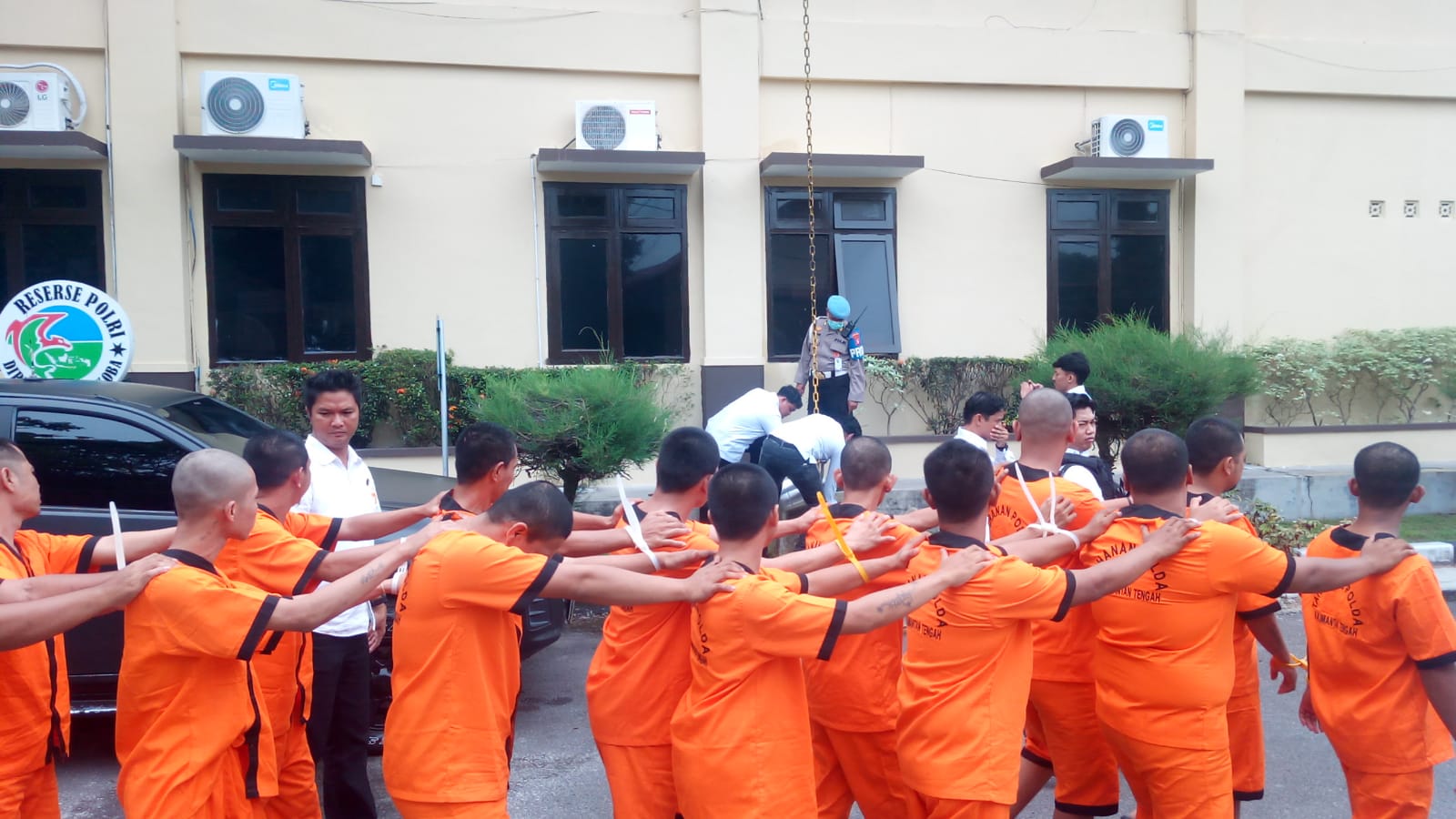 Sebanyak 20 orang tersangka dari 12 kasus peredaran narkoba yang diungkap Polda Kalteng, saat turut menyaksikan pemusnahan barang bukti, jenis sabu seberat 1.095,31 gram, Kamis (5/3).