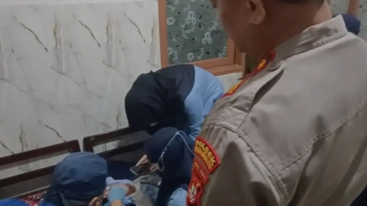 Bayi 2 hari ditemukan di gerobak Pasar Minggu Jakarta Selatan, ditinggal kakak 12 tahun dengan sepucuk surat. (Dok Polsek Pasar Minggu)