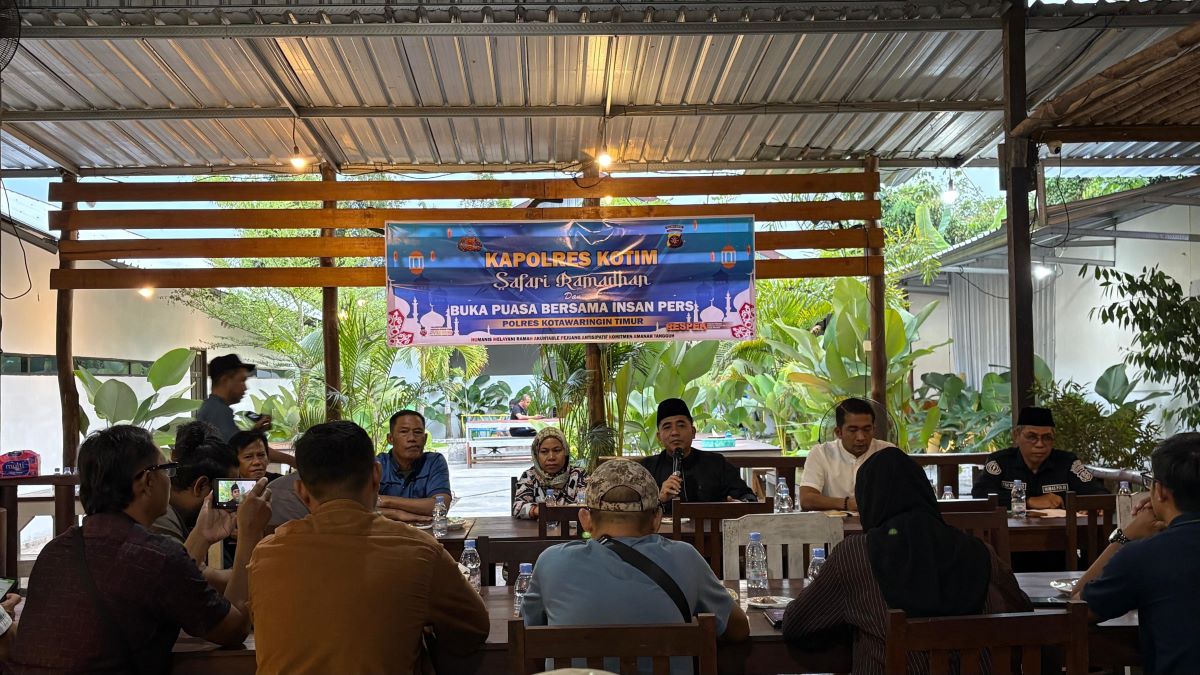 DIALOG: Kapolres Kotim AKBP Resky Maulana Zulkarnain saat berdialog dengan awak media pada acara Bukber dengan insan pers, Rabu (4/3/2026). 
