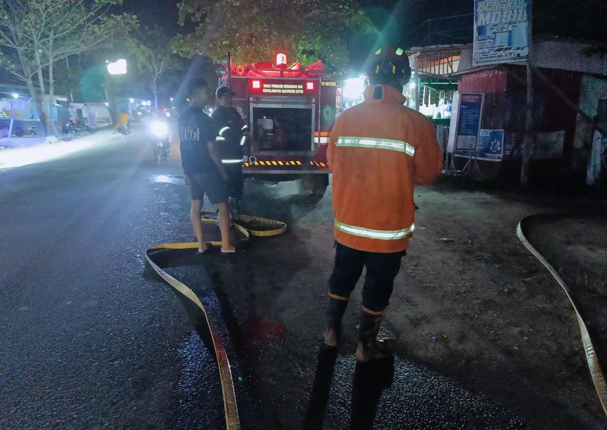 Petugas Disdamkarmat Kotim saat pemadaman kebakaran kabel listrik di Jalan Kapten Mulyono Sampit, Rabu (4/3/2026). (Oes/Radar Sampit)