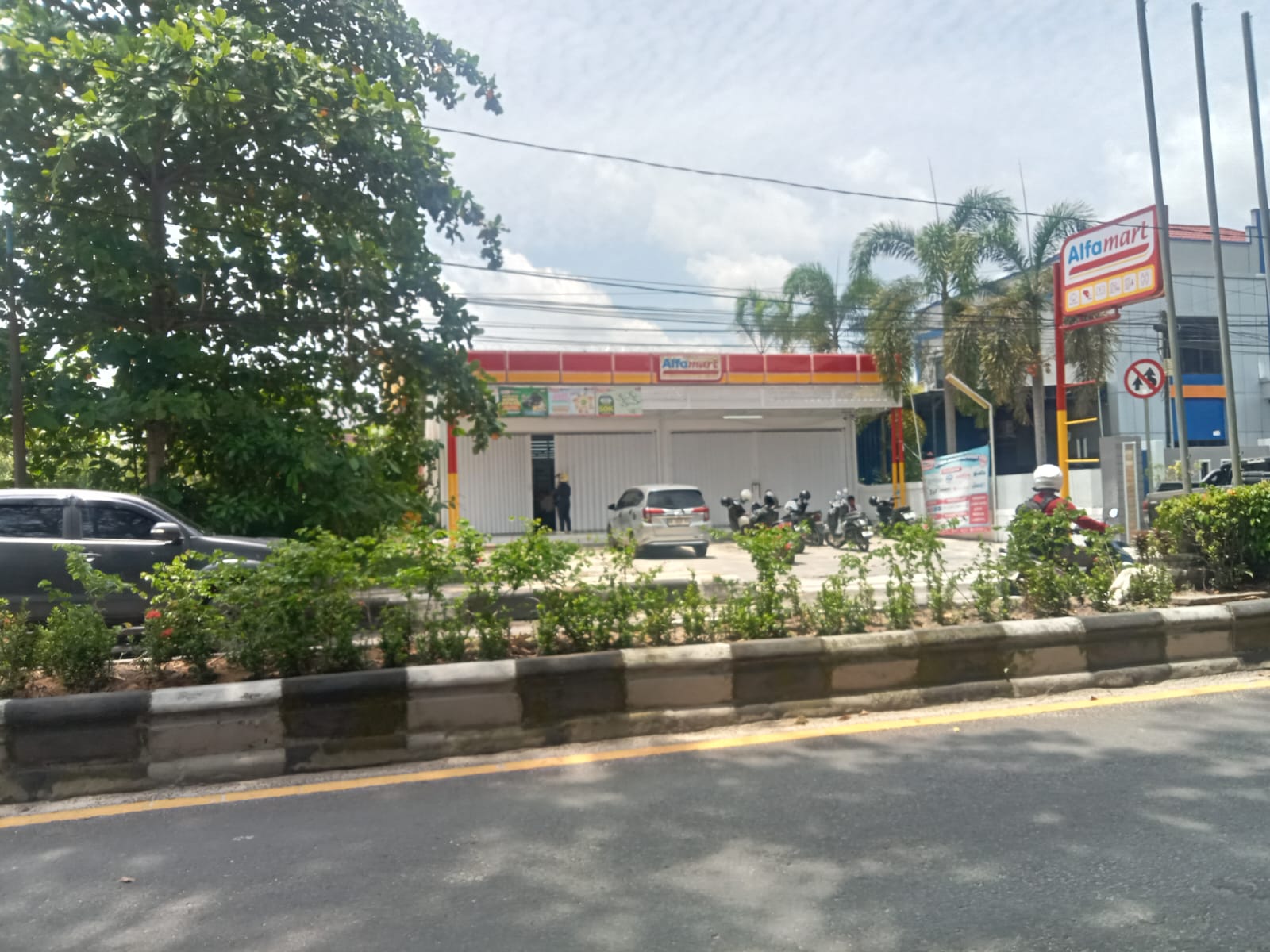 Alfamart di Jalan Achmad Yani Sampit lokasi pembobolan yang terjadi dua malam beruntun. Sebelumnya Alfamart Jalan Achmad Yani Sampit depan Puskesmas Ketapang I.  