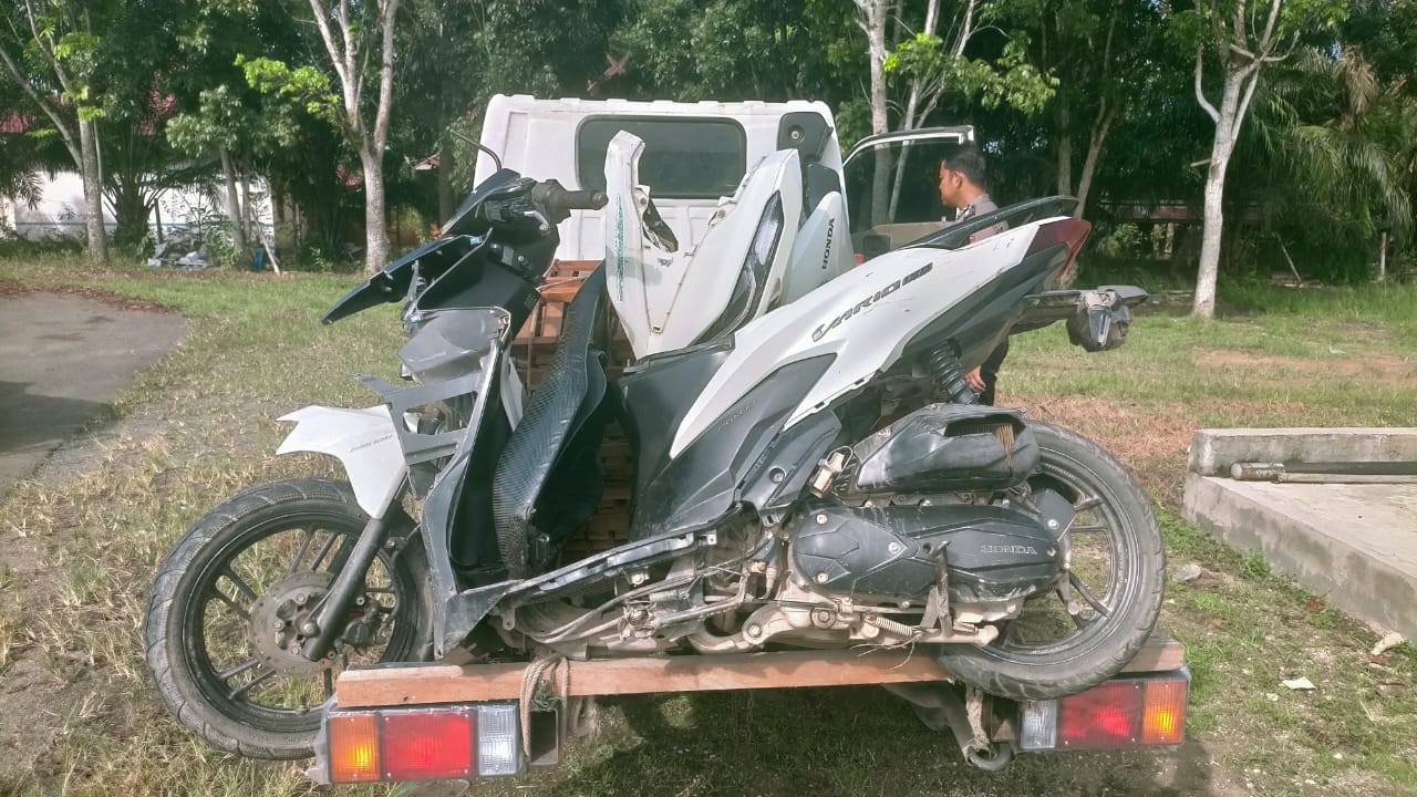  Satlantas Polresta Kobar saat olah kejadian perkara kecelakaan lalulintas di kilometer 65, Jalan Ahmad Yani, Desa Karang Mulya, Kabupaten Kobar, Rabu (4/3)
