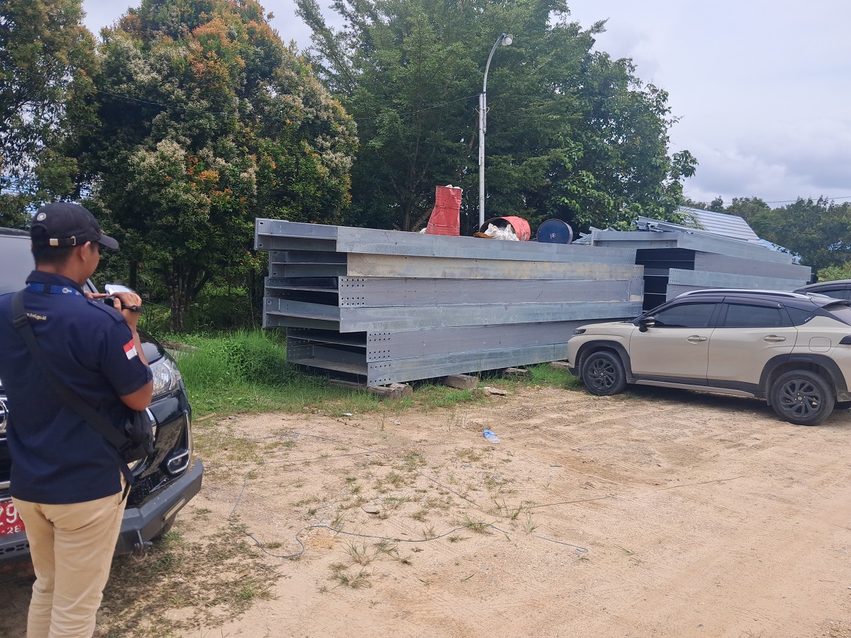 Rangka baja Jembatan Sei Manyoi saat ini berada di halaman kantor DPU Kabupaten Gumas, Rabu (4/3).   