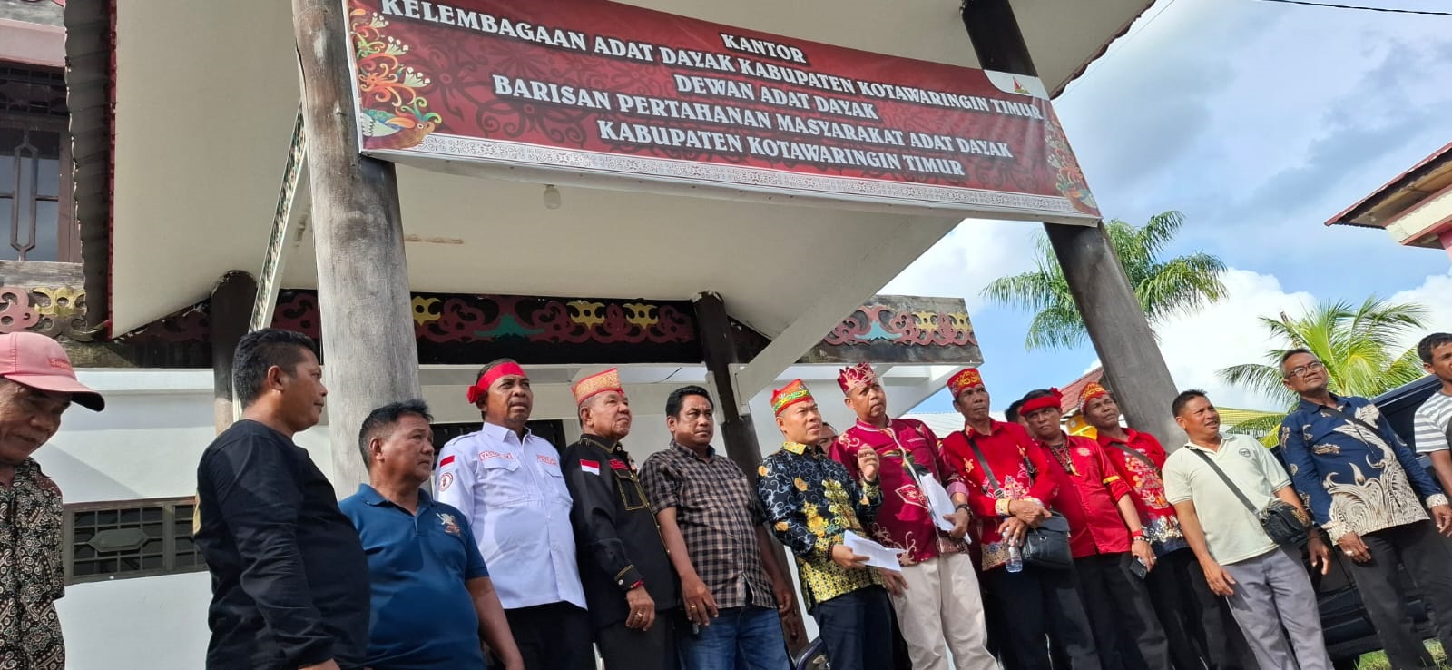 Pengurus DAD Kotim ketika menerima pengaduan sekelompok warga Desa Sebabi Kecamatan Telawang, terkait perselisihan dengan PT Buana Adi Pratama, beberapa waktu lalu.