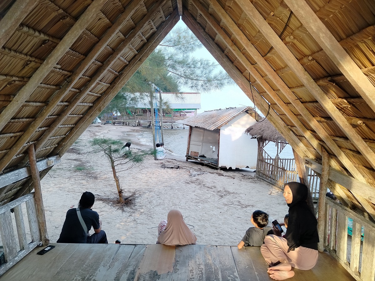 Sejumlah warga nampak bersantai di rumah makan tepi pantai sembari menanti berbuka puasa. 