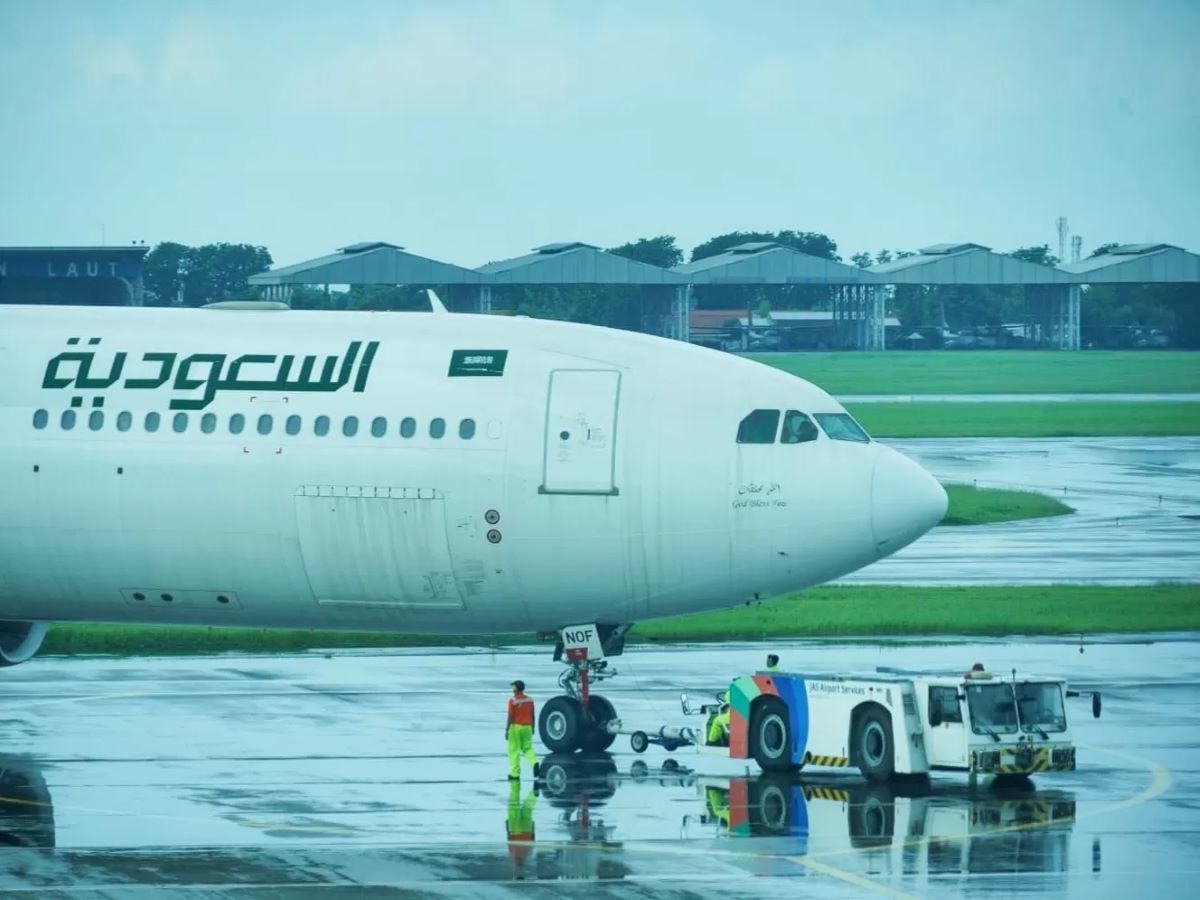 LANDASAN: Pesawat Saudi Arabia Airlines saat berada di landasan Bandara Juanda Surabaya di Sidoarjo pada musim haji tahun lalu. (IST)