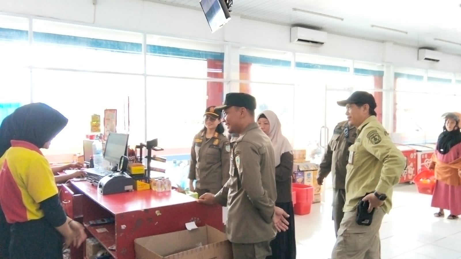 Tim gabungan sidak minimarket di Kota Nanga Bulik untuk memantau penegakan aturan pengurangan plastik.   