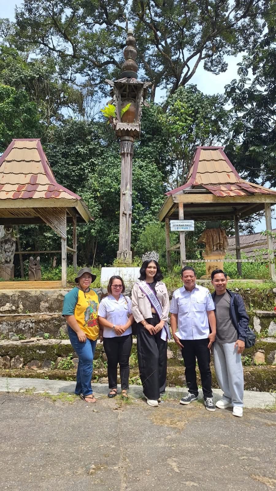 KUNJUNGAN: Putri Indonesia Kalimantan Tengah 2026 Farhika Deninta Bungas mengunjungi Desa Wisata Riam Tinggi, Rabu (4/3).  