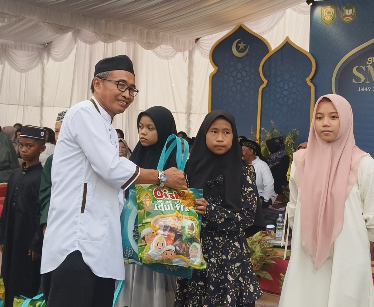 KEGIATAN SOSIAL: Kepala SMAN 1 Sampit M. Darma Setiawan saat menyerahkan bantuan di acara Gebyar Ramadhan 2026. Para siswa dan tamu undangan memadati halaman sekolah.&nbsp;SMAN 1 SAMPIT UNTUK RADAR SAMPIT