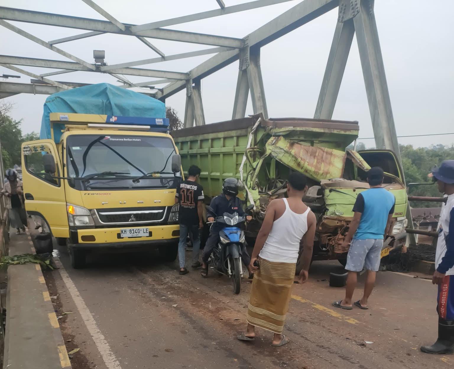 Suasana di atas Jembatan Bajarum Kecamatan Kota Besi, sesaat setelah terjadi kecelakaan truk, Kamis pagi (5/3/2026).