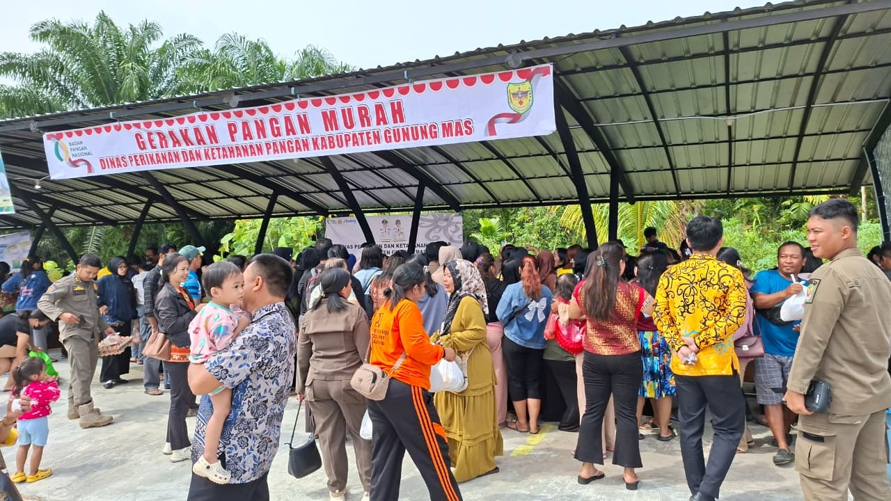 Warga antusias berbelanja saat pelaksanaan gerakan pangan murah di Kuala Kurun, Kamis (5/3).