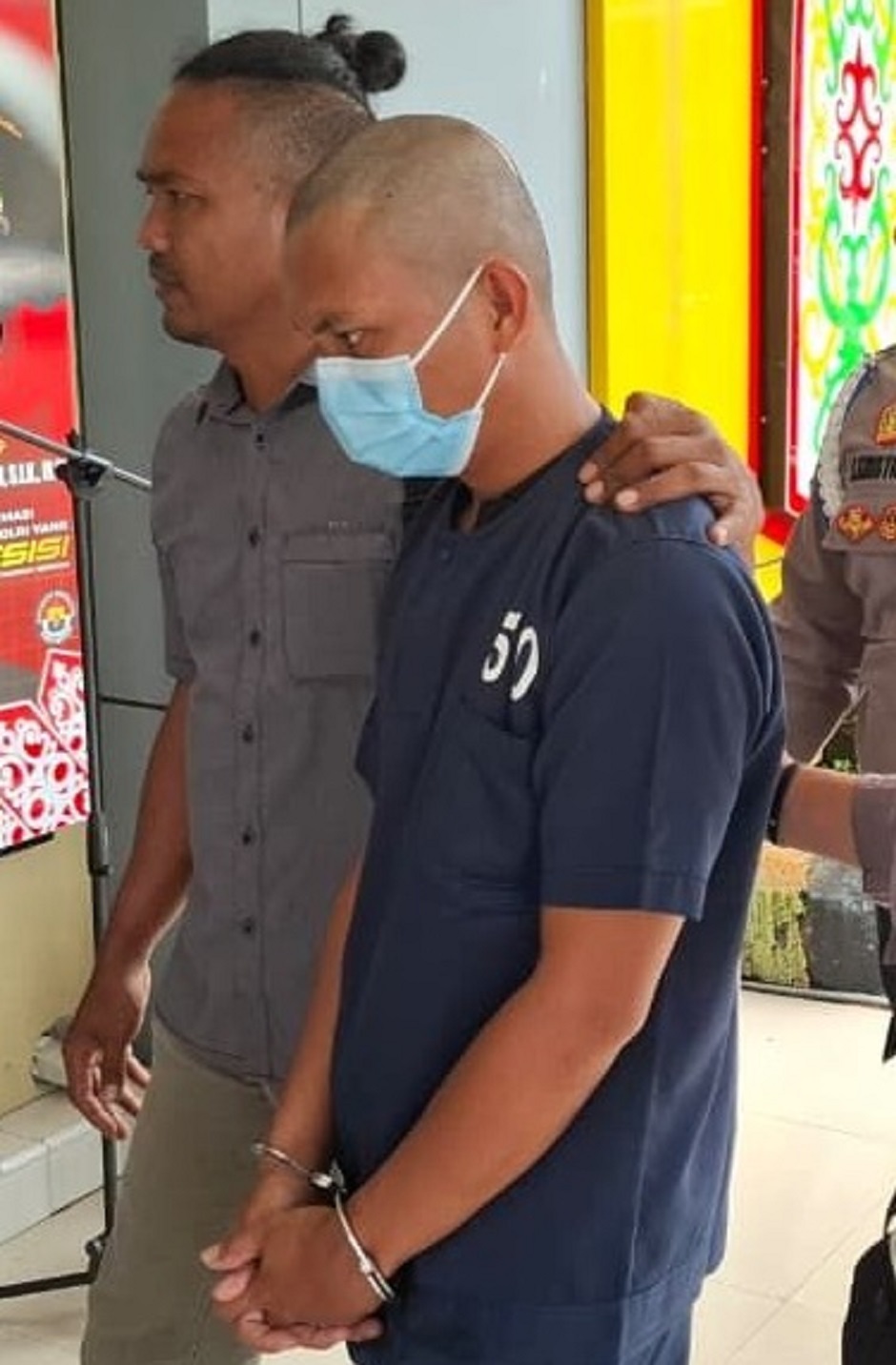 Pelaku pembunuhan seorang mahasiswi, di Desa Merah Tualan Hulu saat diamankan polisi, Oktober 2025 lalu.