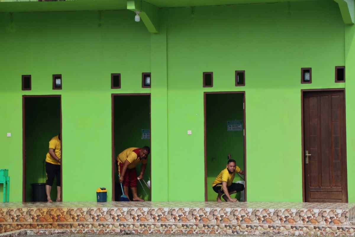 BERSIHKAN MASJID &ndash; Personel Polres Gumas membersihkan toilet Masjid Agung Darun Najah, Kuala Kurun, Jumat (6/3/2026). 