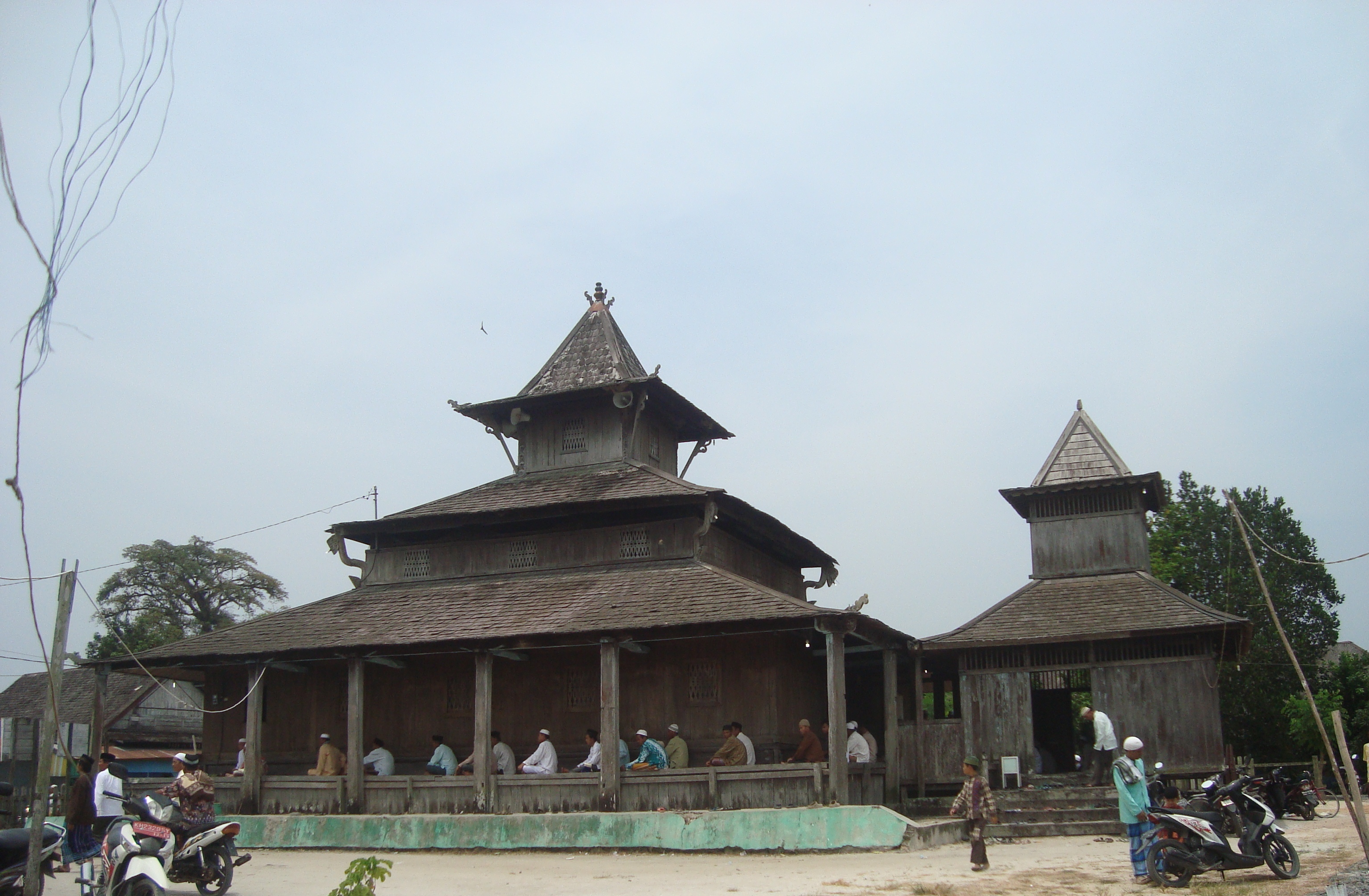 Aktivitas ibadah para jemaah di Masjid Kiai Gede, yang dibangun sejak 1632 di Kelurahan Kotawaringin Hulu, Kecamatan Kotawaringin Lama, Kabupaten Kotawaringin Barat (Kobar) 