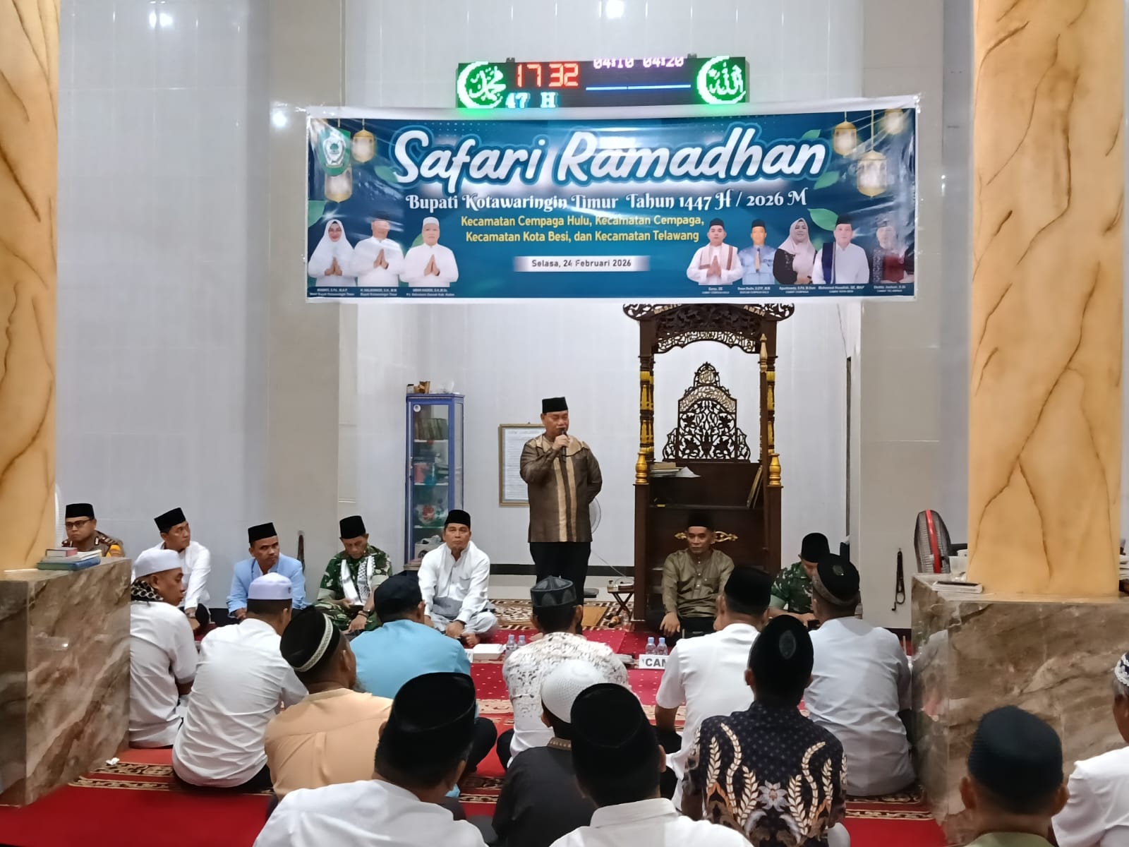 Bupati Kotim Halikinnor saat menyapa warga dalam safari Ramadan di Kecamatan Cempaga Hulu, baru-baru tadi.