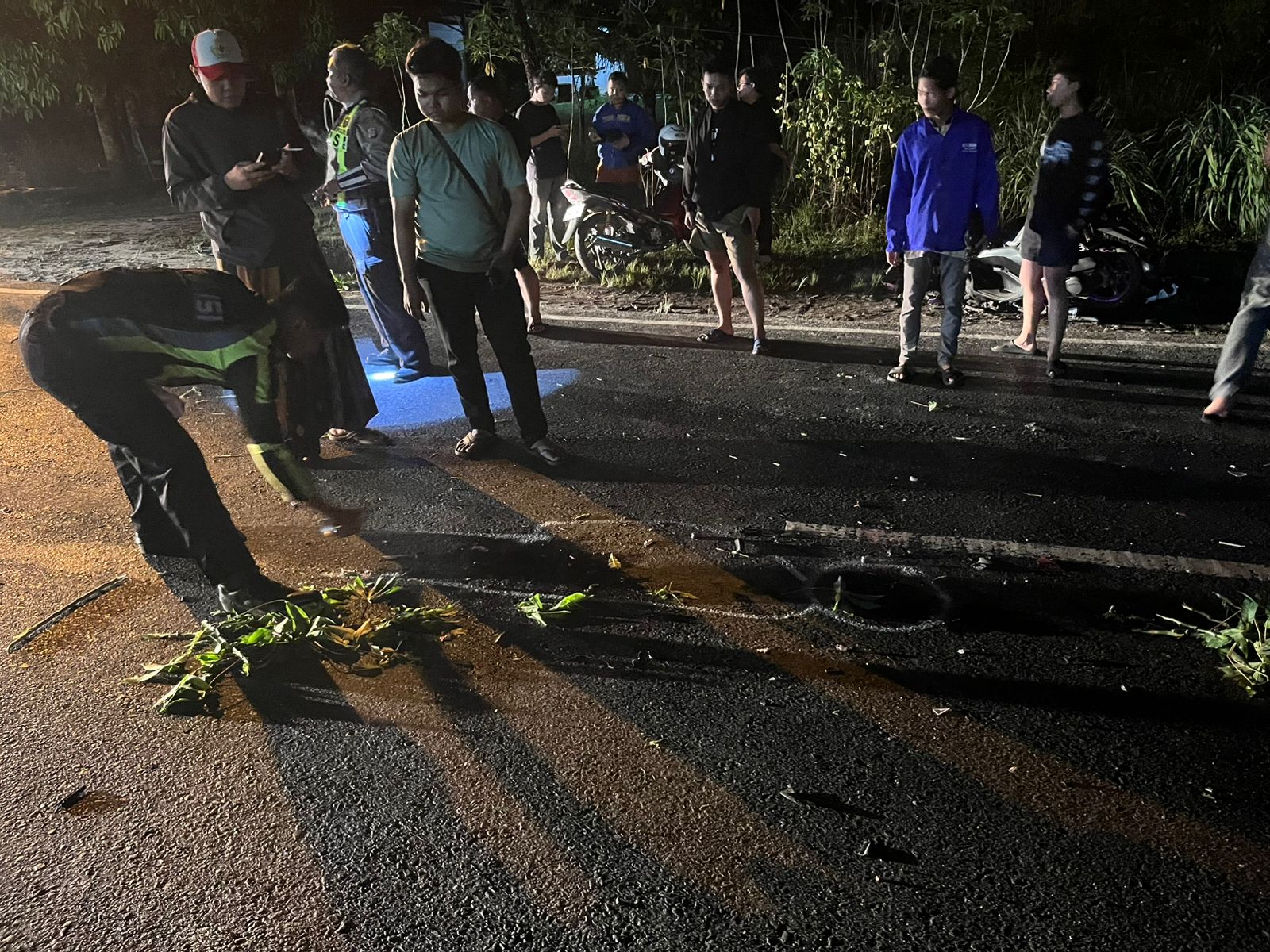OLAH TKP: Satlantas Polres Katingan saat olah TKP di lokasi kecelakaan. (Yuswanto/Radar Sampit)