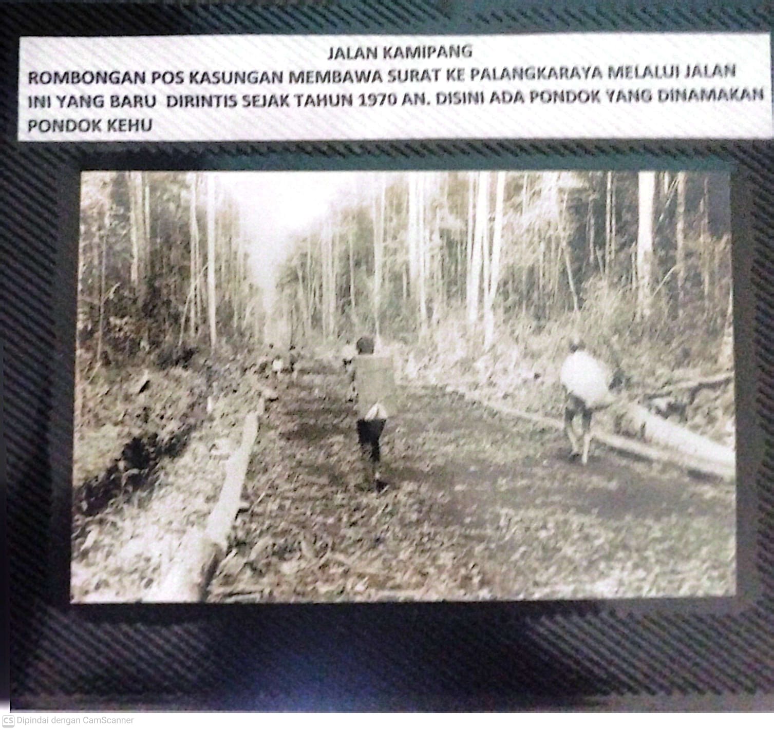 Jalan Kasongan menuju Palangkaa Raya saat pembukaan badan jalan 1970. (Sumber Poto: Bagian Perpustakaan dan Arsip Setda Katingan)