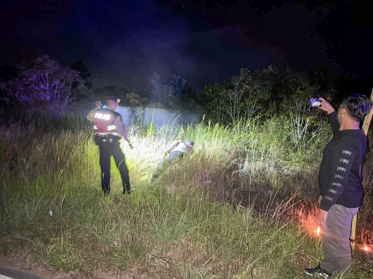  KARHUTLA: Personel Polres Seruyan memadamkan api yang membakar lahan di kawasan Jalan Simpang Kuala Pembuang, Desa Kartika Bhakti, Seruyan Hilir, Kamis (5/3/2026) malam.  
