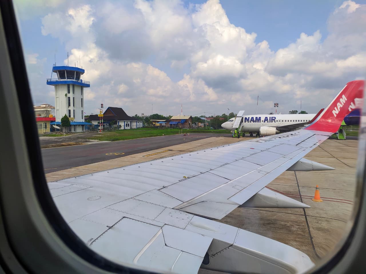 Pesawat dari maskapai NAM Air saat akan lepas landas di Bandara H Asan Sampit. (Dokoes /Radar Sampit)
