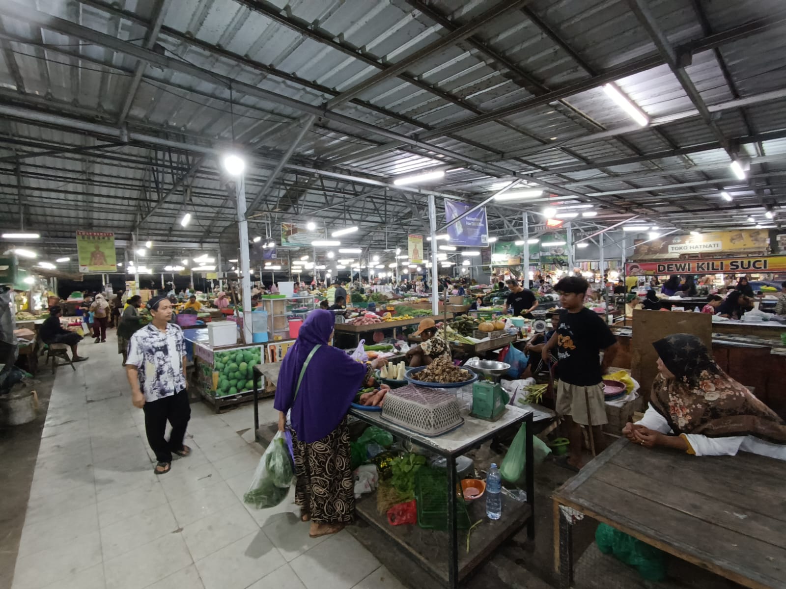 Suasana jual beli pasar tradisional di Sampit saat malam hari. (Dokoes/ Radar Sampit)