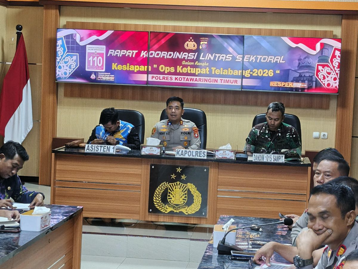 RAKOR: Kapolres Kotim AKBP Resky Maulana Zulkarnain (tengah) memimpin rapat koordinasi persiapan pengamanan Idulfitri 2026, Jumat (6/3/2026). FOTO: HUMAS POLRES KOTIM/RADAR SAMPIT