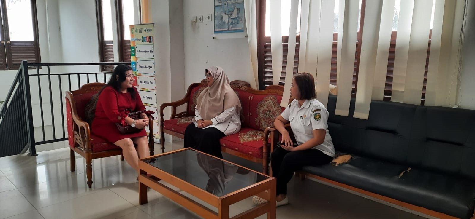 MITRA KERJA: Wakil Ketua DPRD Palangka Raya Nenie Adriati Lambung, saat berkunjung ke puskesmas, membahas program layanan persalinan gratis.