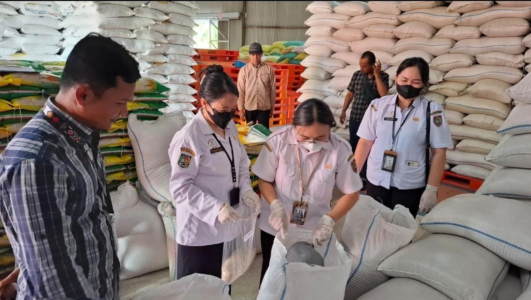 Tim OKKPD saat melakukan pengambilan sampel beras program Stabilisasi Pasokan dan Harga Pangan (SPHP) di gudang Bulog Divisi Regional Kalteng, Jumat (6/3).