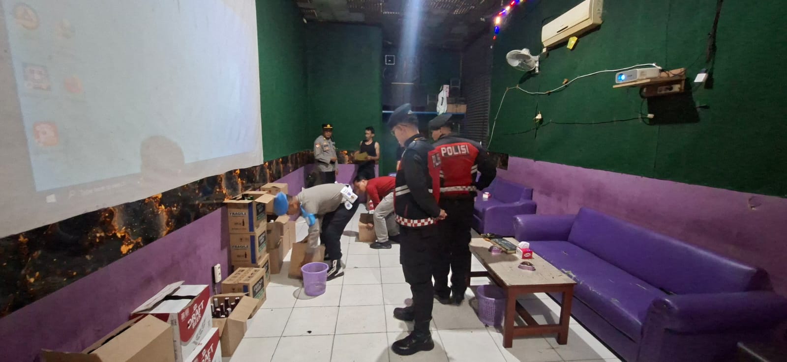 Polisi Amankan Puluhan Dus Miras saat KRYD Di Pangkalan Bun