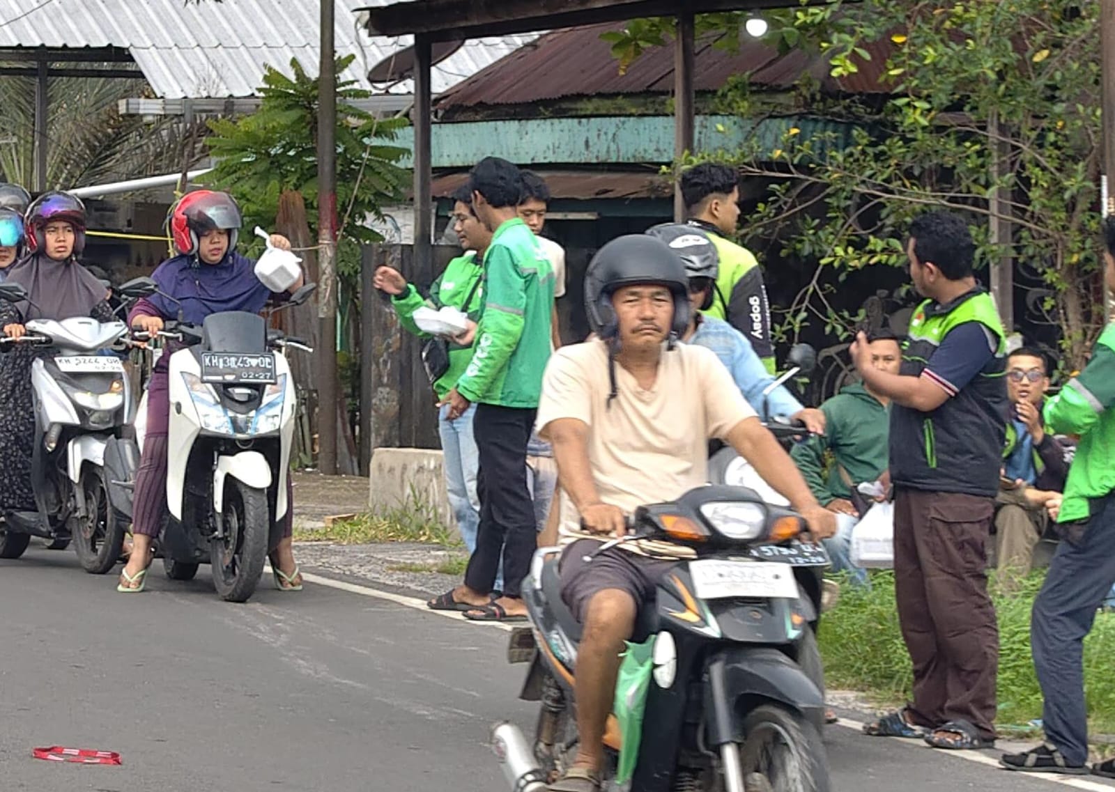 Suasana Jalan DI Panjaitan Sampit, saat para driver ojol membagikan takjil gratis kepada pengguna jalan yang melintas, Jumat sore (6/3/2026).