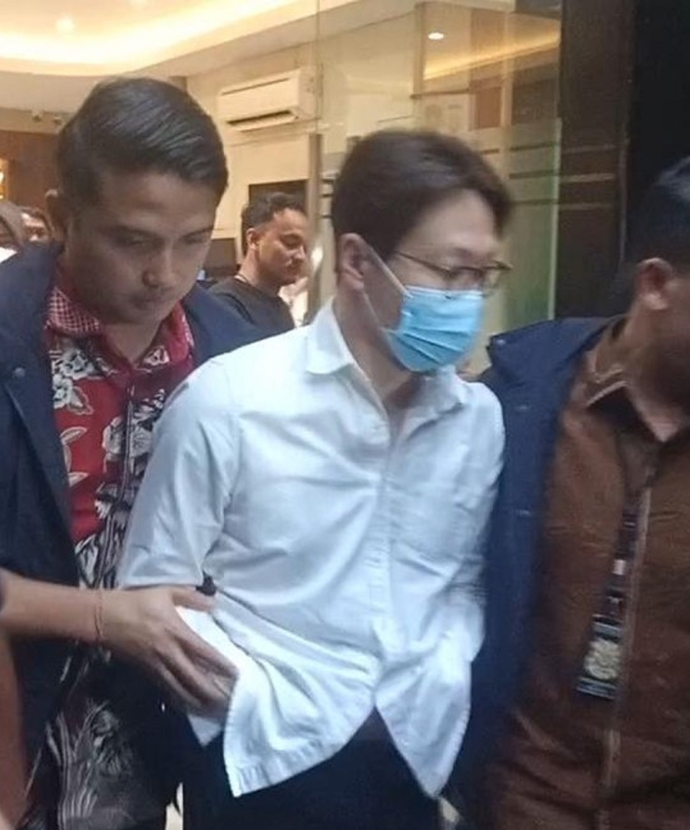 Dokter Richard Lee saat digiring petugas untuk di tahan di Polda Metro Jaya, Jumat (6/3)