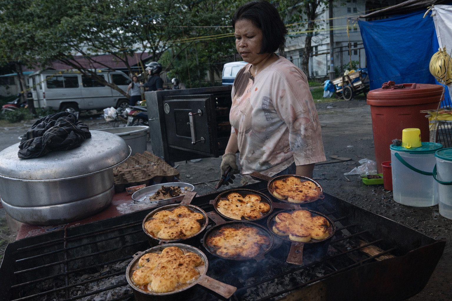 Proses memasak dan memanggang kue Bingka si Kembar untuk menjaga cita rasa.  