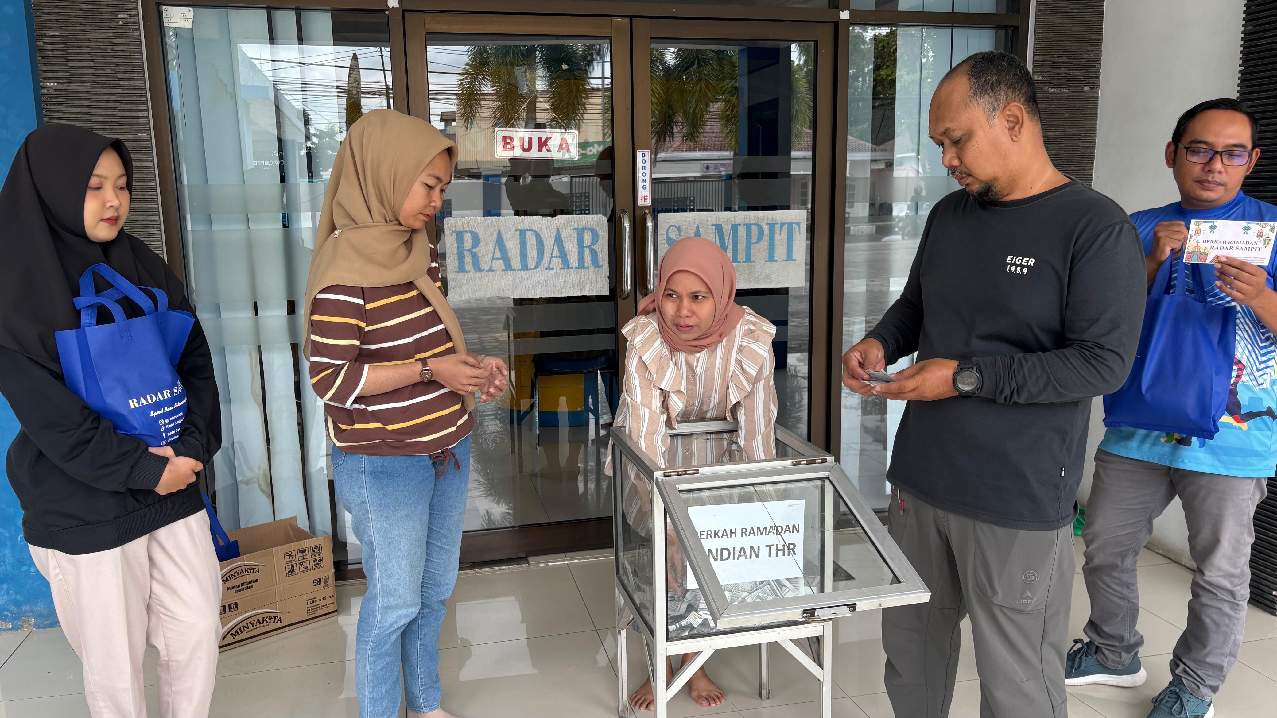 Pengundang Program Berkah Ramadan 1447 Hijriah undian THR Radar Sampit oleh Direktur Radar Sampit Siti Fauziah, Sabtu (7/3).