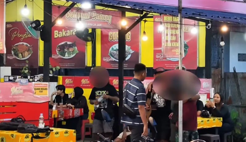 Petugas Satpol PP Kotim mengamankan sejumlah pengamen yang meresahkan di salah satu rumah makan di Jalan Ahmad Yani Sampit. Selama Ramadan Satpol PP Kotim gencar mengadakan razia gelandangan