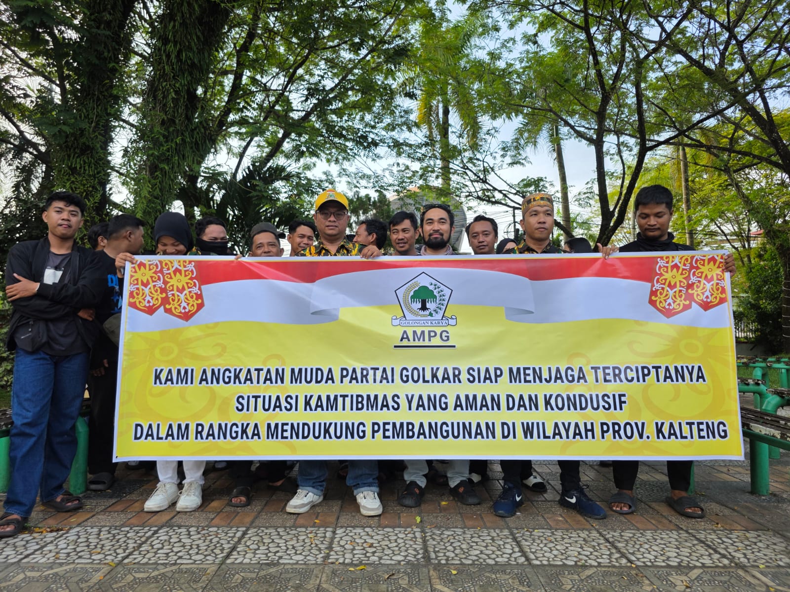 KOMITMEN : Angkatan Muda Partai Golkar (AMPG) Provinsi Kalimantan Tengah menunjukkan komitmen nyata dalam menjaga stabilitas keamanan dan ketertiban masyarakat (kamtibmas) di wilayah Kalteng.&nbsp; DODI 