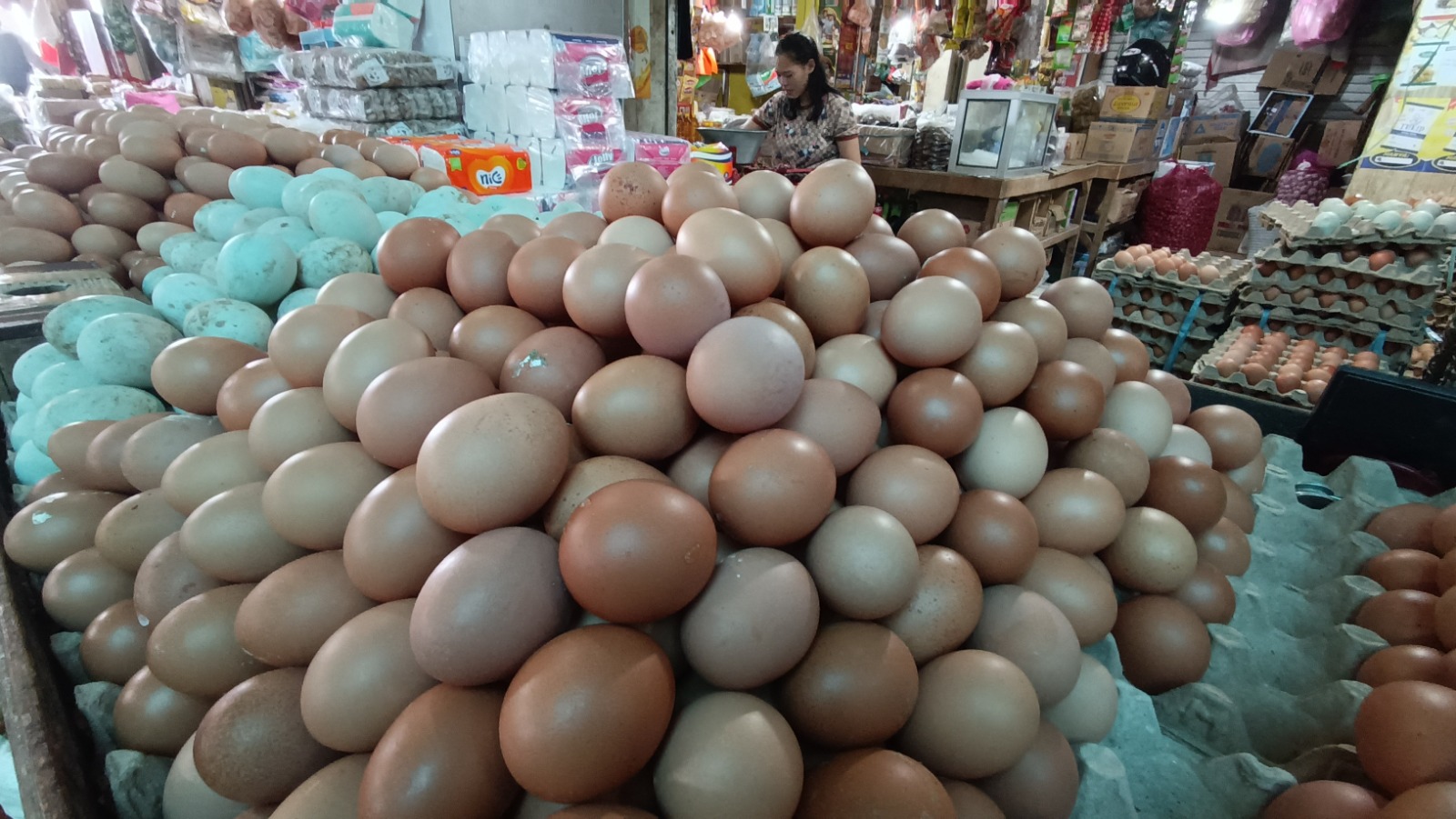 Penjualan bahan pangan di Pusat Perbelanjaan Mentaya Sampit. (Dokoes/Radar Sampit)