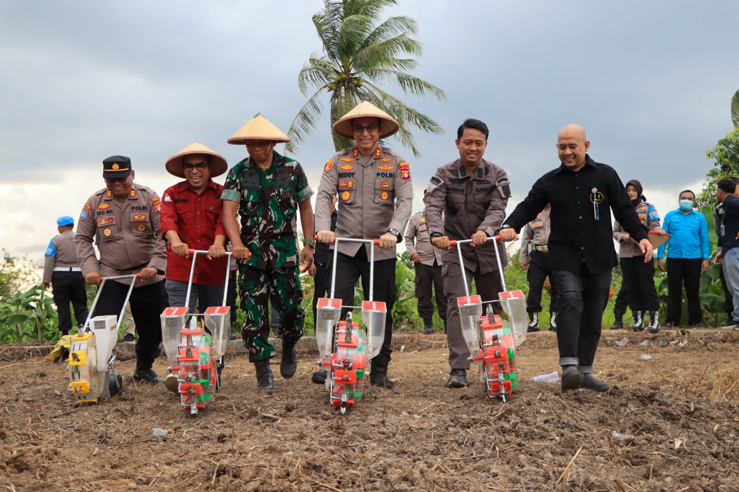 Aksi penanaman jagung serentak di Desa Pematang Limau, Kabupaten Seruyan, Sabtu (7/3).
