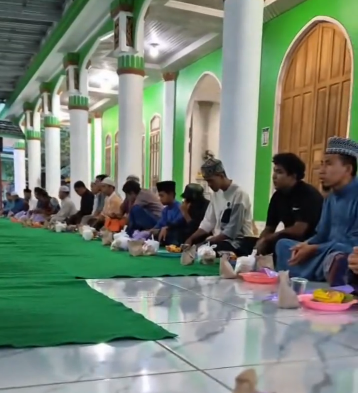 Situasi berbuka puasa bersama di Masjid Darussalam Kota Besi