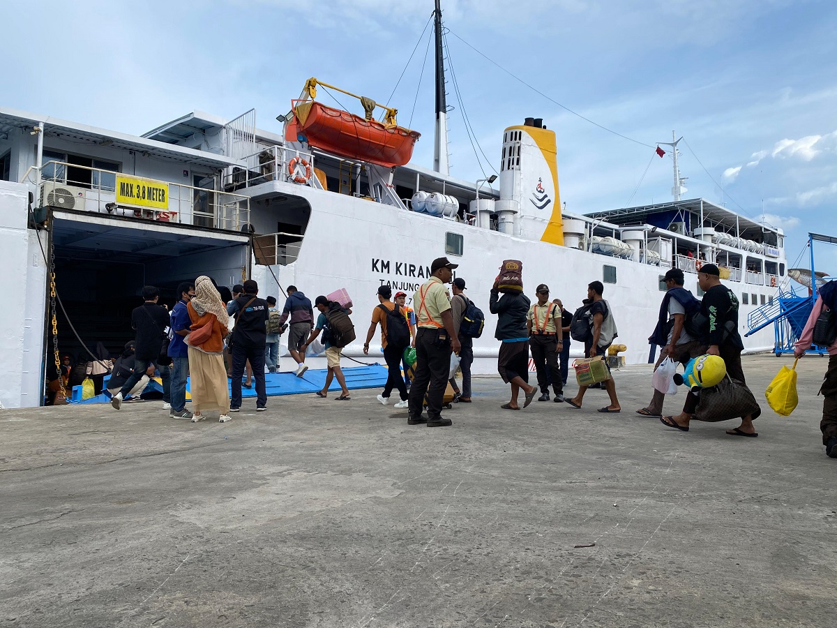 Embarkasi penumpang KM Kirana III, yang akan bertolak menuju Tanjung Perak Surabaya, Sabtu (7/3).