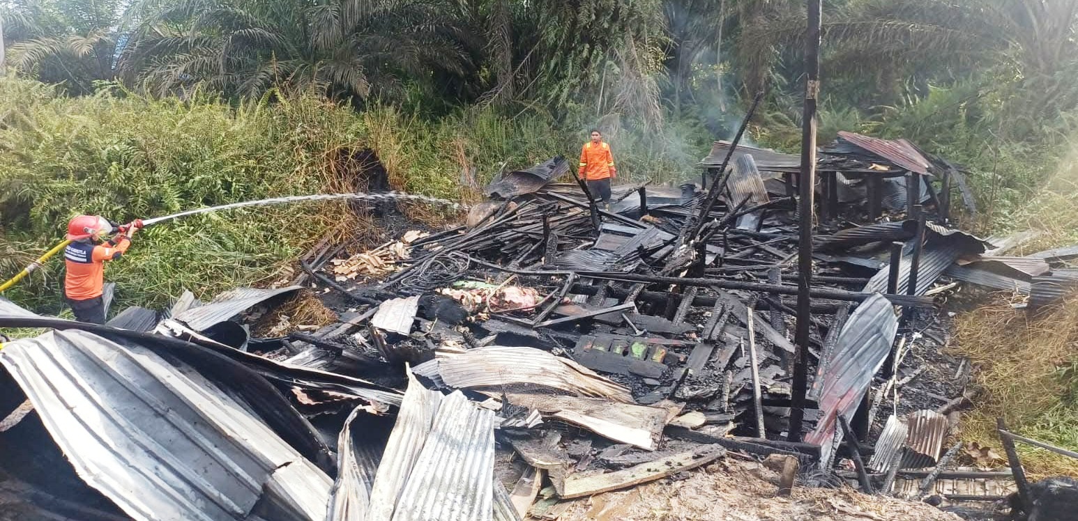 Puing-puing sebuah warung kopi di Jalan Mahir Mahar (Lingkar Luar), Kelurahan Kereng Bangkirai, Kota Palangka Raya setelah terbakar, Sabtu (7/3).