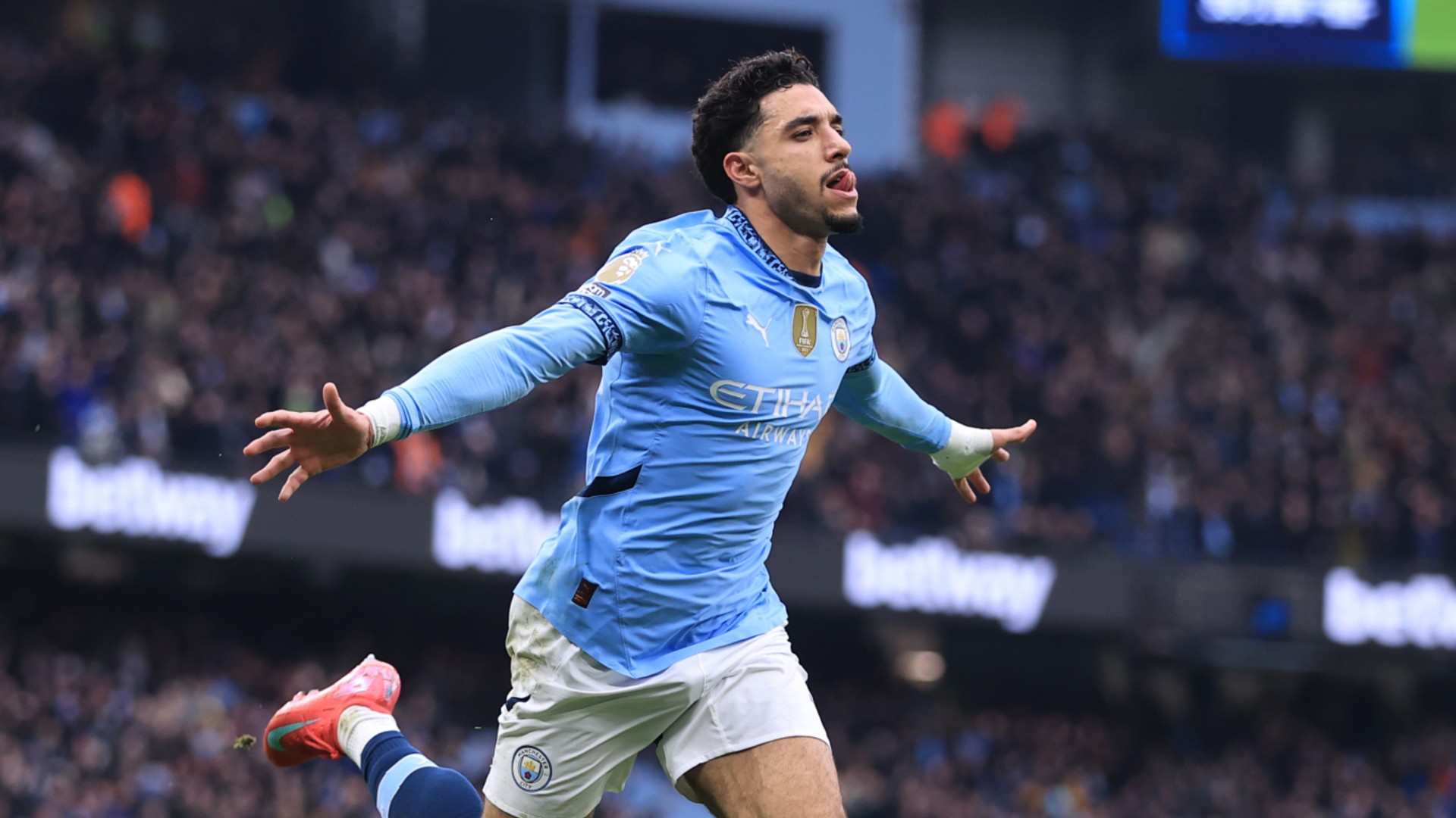 Pemain Manchester City, Omar Marmoush yang mencetak dua gol kemenangan di putaran ke 5 Piala FA, Minggu (8/3) dini hari.