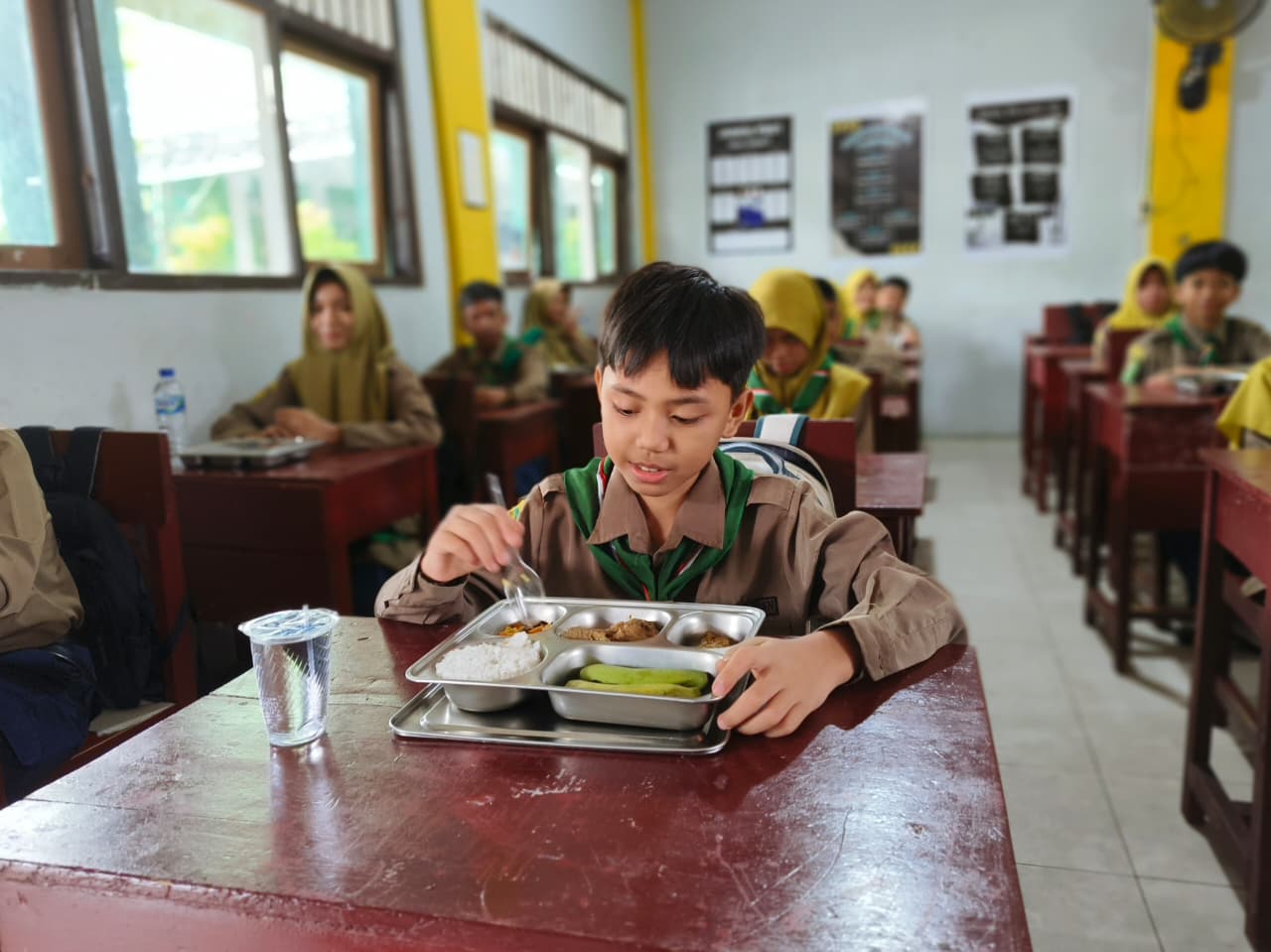 Penyaluran MBG di salah satu satuan pendidikan di Sampit, Kabupaten Kotawaringin Timur. (Akbar/Radar Sampit)